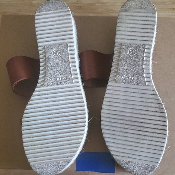 Bertuchi Women's Tan Leather Sandals - Picture 2 of 7